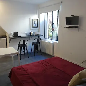 https://cite-pilleux-cozy-apartment-in-a-private-lane.fr-paris.fr